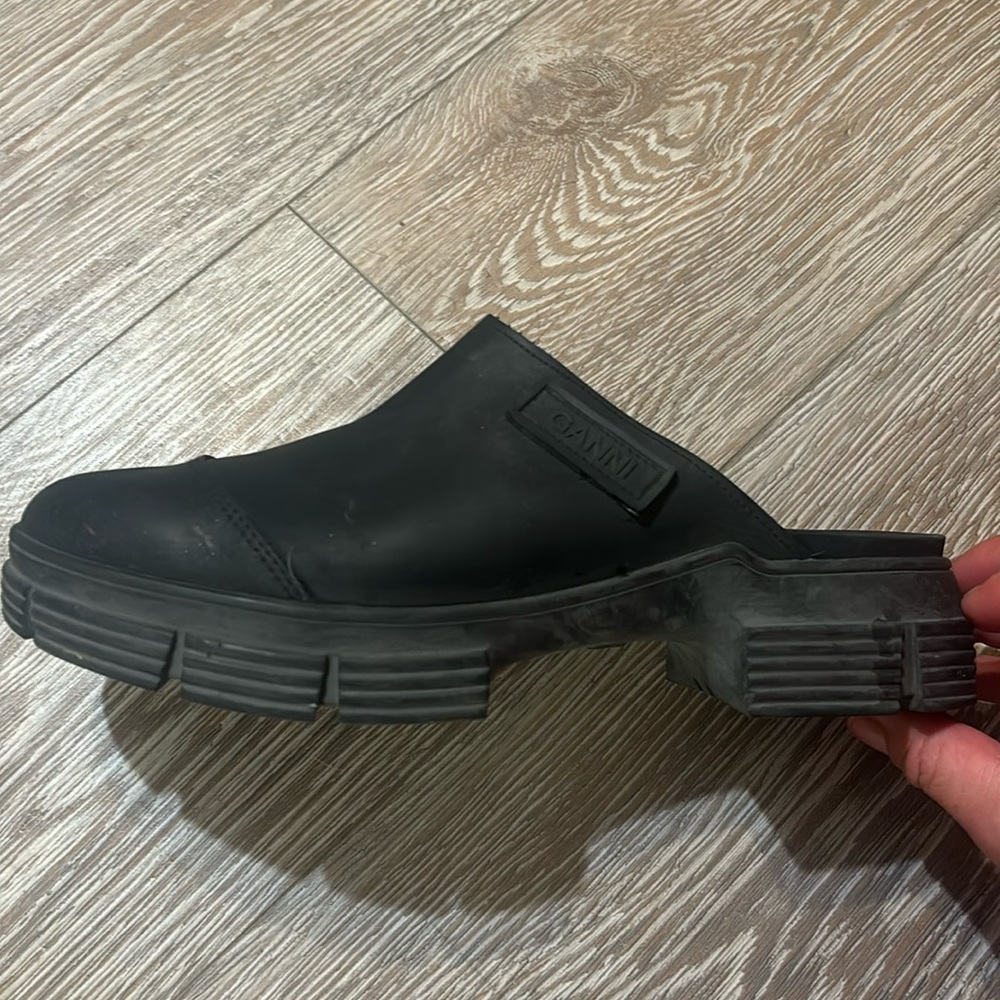 Black Gianni mules rubber super classy and modern worn three times water proof!